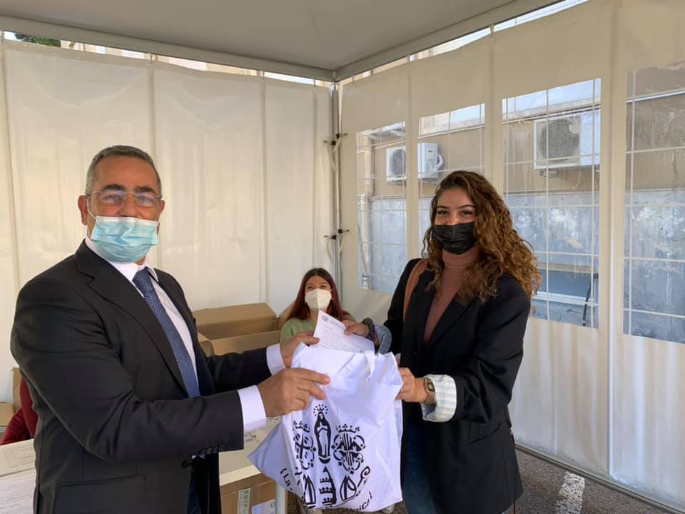 Mauro Coni, coordinatore del corso in Ingegneria civile, consegna i kit nella Facolt&agrave; di Ingegneria e Architettura