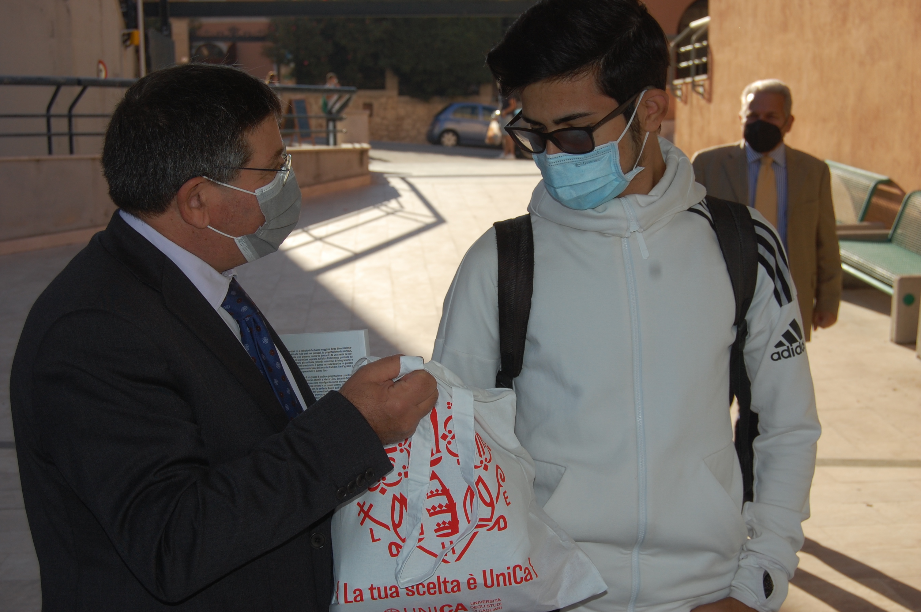 Il Rettore Francesco Mola consegna i primi kit nella Facolt&agrave; di Scienze economiche, giuridiche e politiche