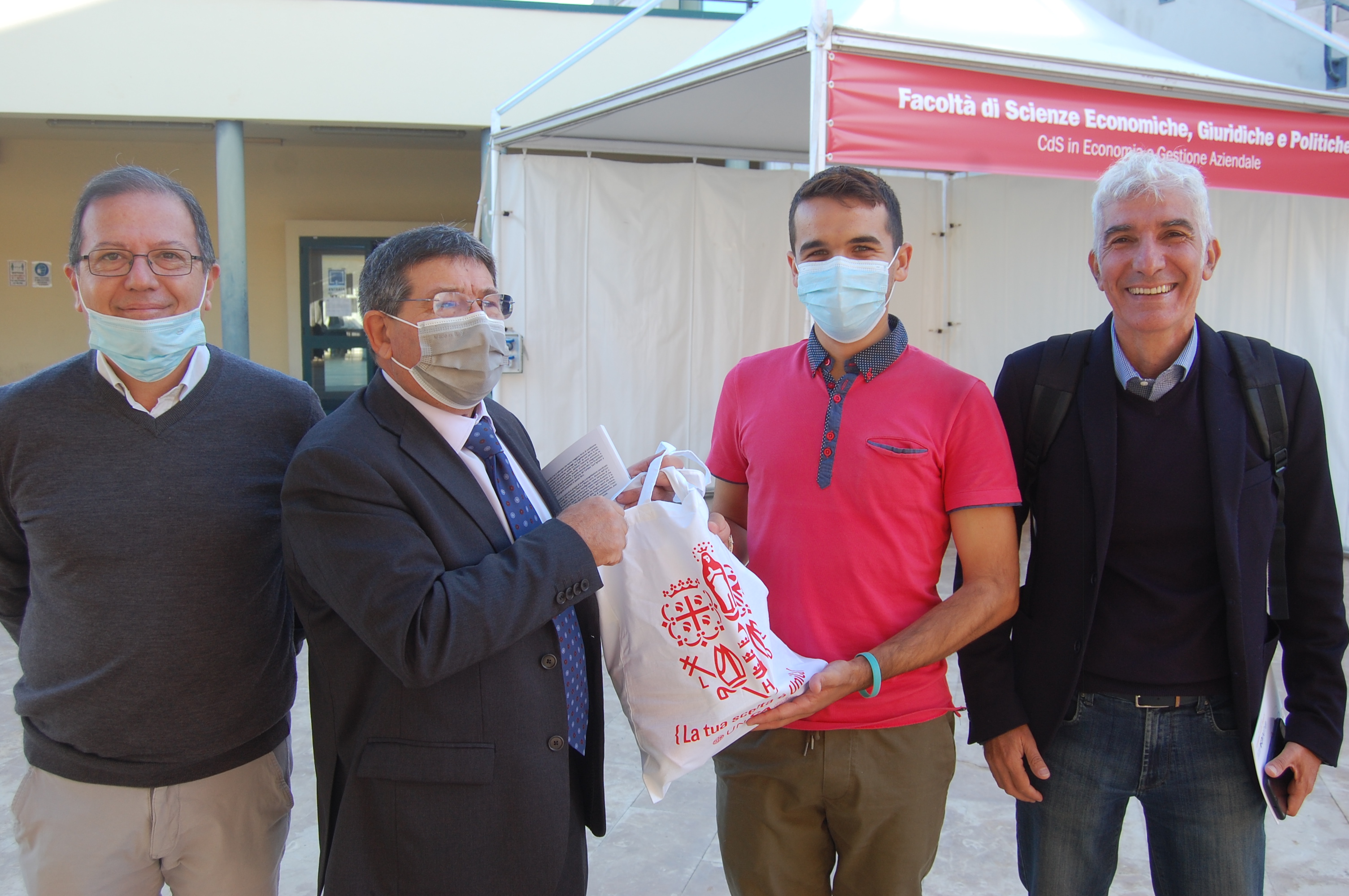 La consegna dei kit nella Facolt&agrave; di Scienze economiche, giuridiche e politiche con il presidente Nicola Tedesco, il Rettore Francesco Mola e il presidente precedente Stefano Usai