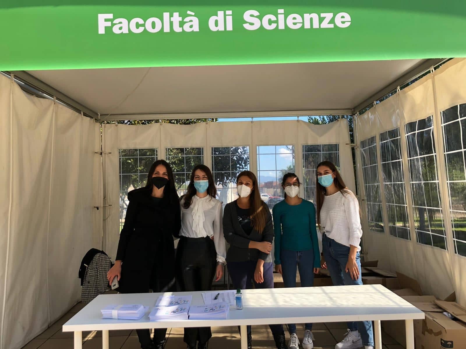 Lo staff di UniCa pronto per la consegna dei kit alle matricole nella Facolt&agrave; di Scienze