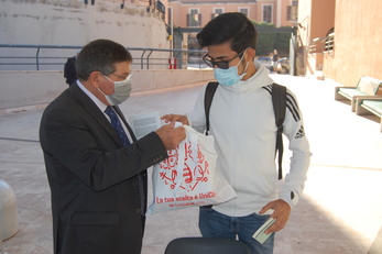 Il Rettore Francesco Mola consegna il kit di benvenuto a uno studente