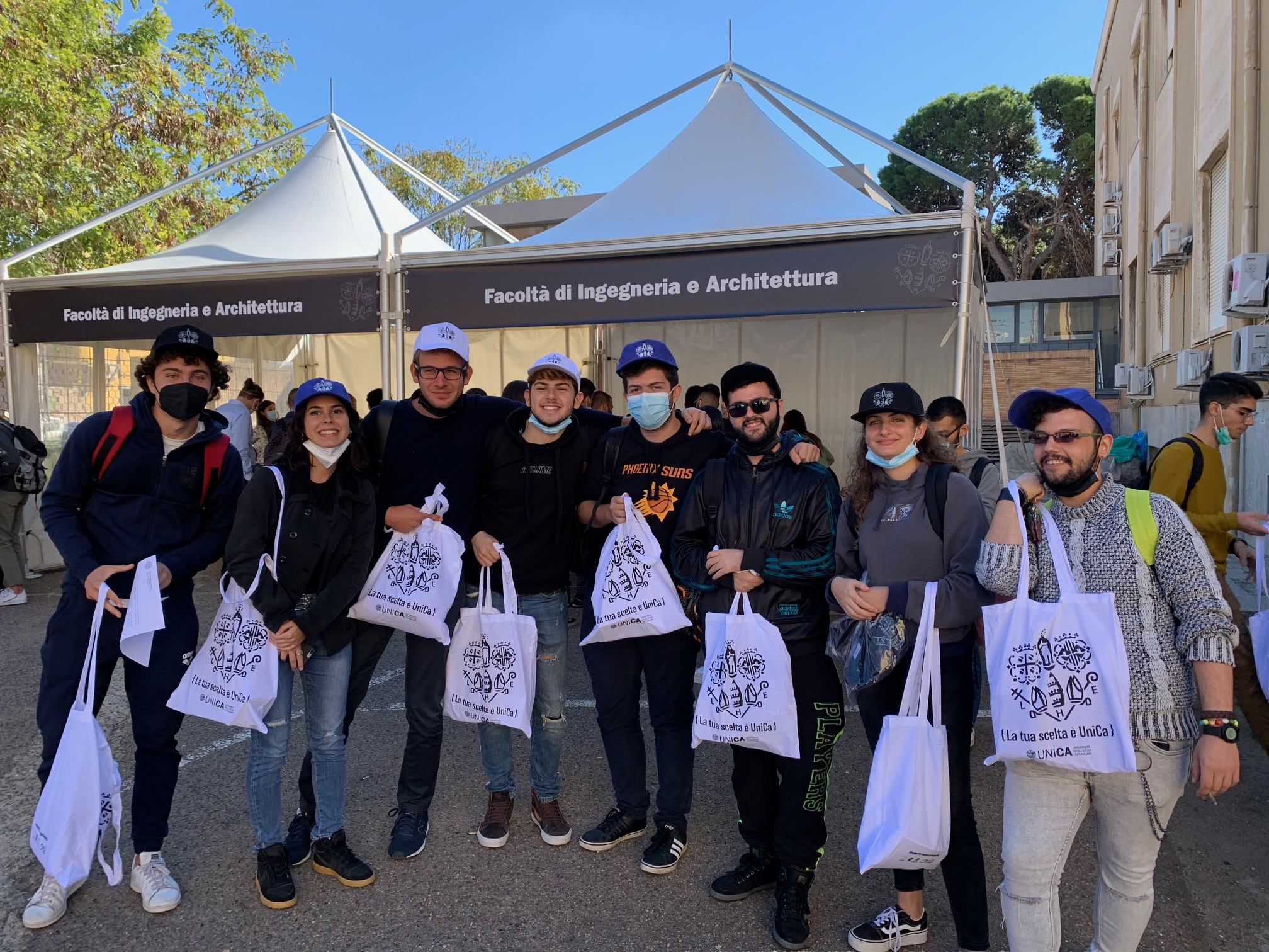 Foto di gruppo dopo aver ritirato il kit