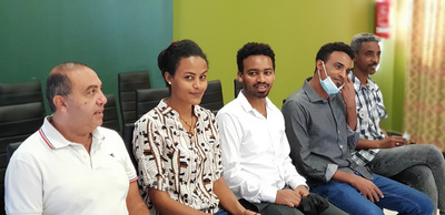 A sinistra Ihab Rizk Soliman, mediatore culturale di UniCa, con gli studenti eritrei