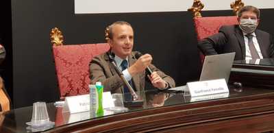 Gianfranco Fancello descrive le modalità operative del progetto. Alla sua sinistra, Francesco Mola