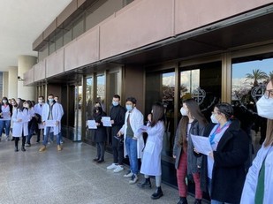 Cagliari. Specializzandi dell'ateneo di Cagliari in fila per il vaccino anti Covid (ansa.it)