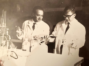 1957/61 - Angelo Aru con Paolo Baldaccini presso il laboratorio dell'Istituto per la Difesa del Suolo di Firenze durante gli studi di Specializzazione