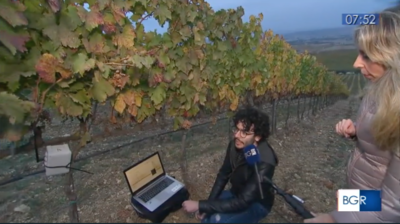 Augusto Mura mostra alle telecamere del TG il funzionamento di ACUADORI