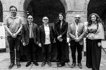 Da sinistra: Ivan Blecic, Massimiliano Sanna (vicesindaco di Oristano), Giampiero Vargiu (presidente Oristano e Oltre), Francesca Caddeo (direttrice artistica), Riccardo Scintu (vicepresidente), Ester Cois