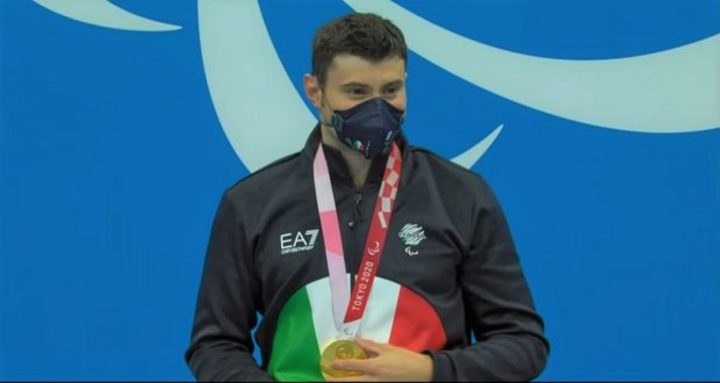 Francesco Bocciardo appena premiato a Tokyo con la medaglia d'oro