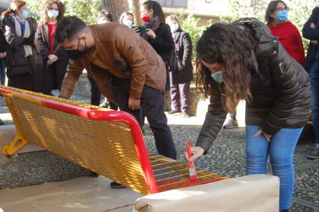 Una studentessa e uno studente partecipano all'iniziativa