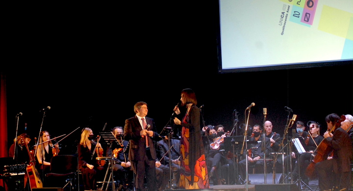 Il Rettore Francesco Mola sul palco del Conservatorio di Cagliari con Ambra Pintore, che ha condotto la serata