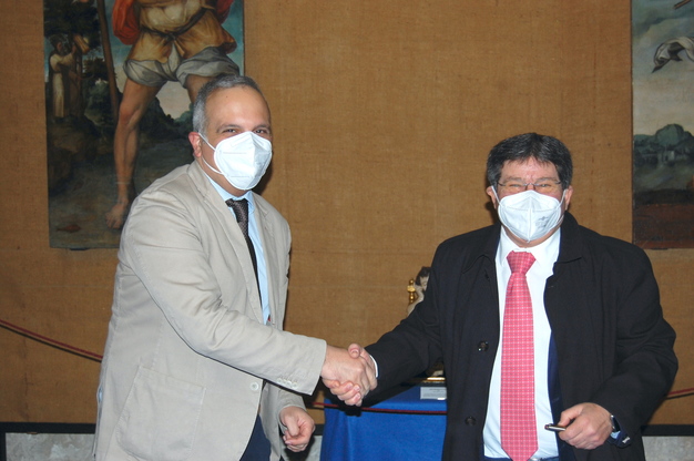 La stretta di mano tra il Rettore Francesco Mola e il Direttore del Museo Francesco Muscolino