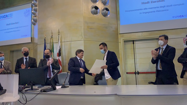 Il momento della consegna della pergamena al fratello di Hadi Zaraket