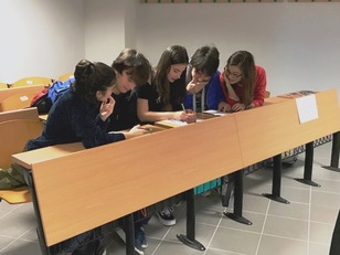 Studentesse e studenti in una prova delle passate edizioni