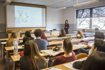 Una fase delle lezioni curate dalla Fondazione Airc