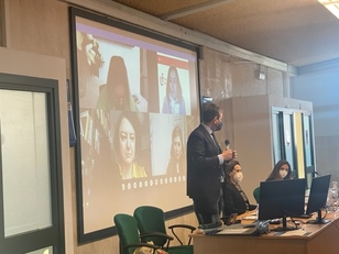 Cagliari. La conclusione della tavola rotonda. Alle spalle di Alessandro Lovari, Claudia Onnis e Francesca Maffini, le ricercatrici intervenute da remoto