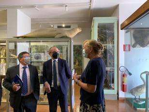 Il rettore Francesco Mola con il sindaco di Cagliari, Paolo Truzzu, e Susanna Salvadori, referente del museo di Zoologia durante il festival 2021 (archivio unica.it)