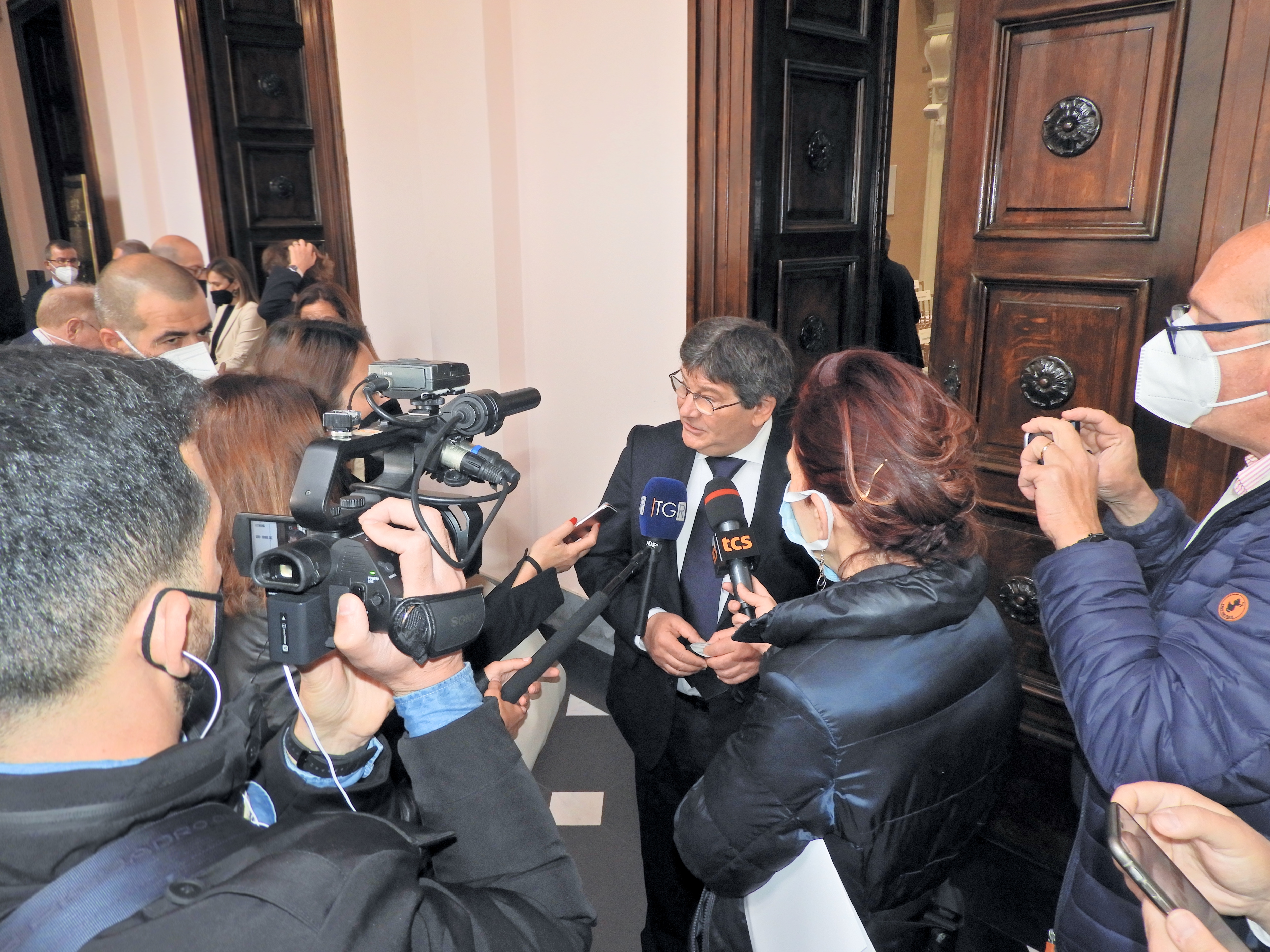 Il Rettore Francesco Mola intervistato dalla stampa