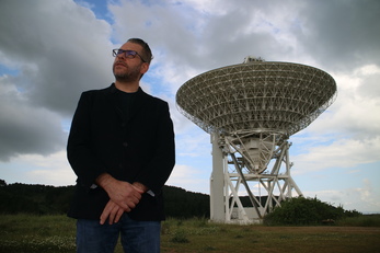 Ciriaco Goddi davanti al Sardinia Radio Telescope