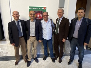 Davanti al defibrillatore per una foto ricordo