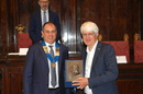Beppe Severgnini riceve il Premio La Marmora dalle mani di Marco Serra, presidente del Rotary Club Cagliari Anfiteatro