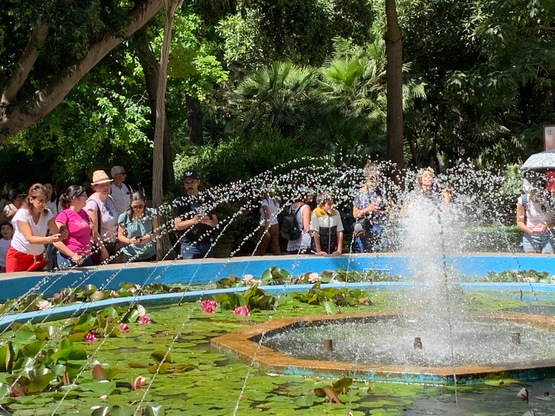 La fontana centrale dell'Orto Botanico di UniCa: punto di ritrovo obbligato per le migliaia di visitatori di questo weekend