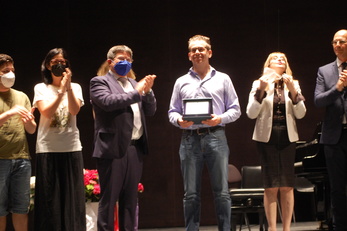 Il Rettore applaude a Ciriaco Goddi, dopo la consegna della targa