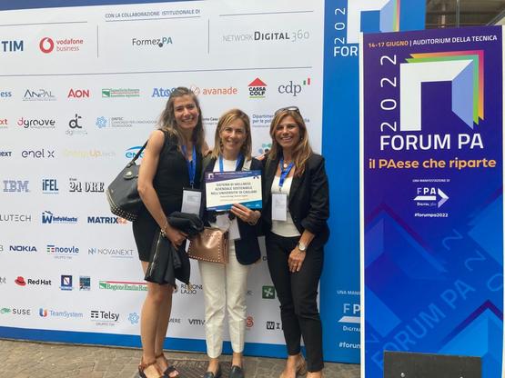 Chiara Degortes, Alessandra Orrù e Daniela Zedda con la targa consegnata al ForumPA 2022 per il nostro Ateneo