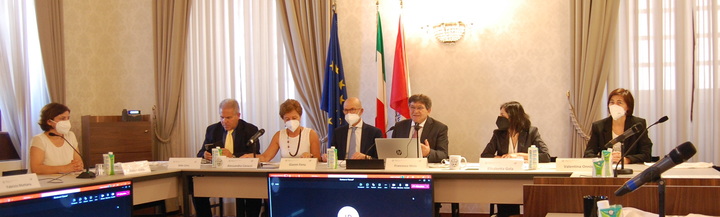 Un momento dell'incontro con i giornalisti: Pina Locci, Aldo Urru, Alessandra Carucci, Gianni Fenu, Francesco Mola, Elisabetta Gola e Valentina Onnis