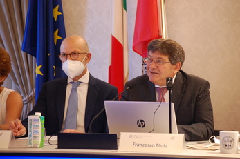 Il Rettore Francesco Mola con il Prorettore vicario Gianni Fenu durante la conferenza stampa