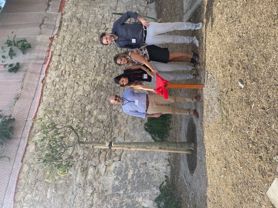 Dopo la piantumazione dell'albero al cortile del Palazzo delle Scienze. Da sinistra a destra: il professor Antonio Iannizzotto, la dottoressa Silvia Frassu, la professoressa Monica Marras e il professor Giuseppe Viglialoro