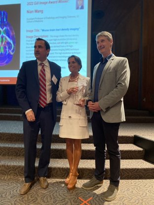 Miriam Melis riceve il Gill Transformative Investigator Award da Jason Gill (a sinistra) e da Norbert Hajos.