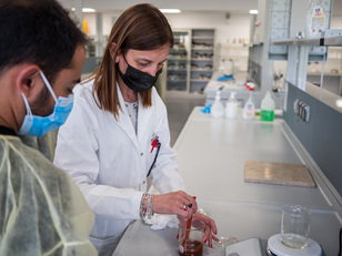Una fase dei lavori in laboratorio