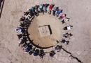 Il gruppo di lavoro dell'Università di Cagliari intorno a una vasca circolare