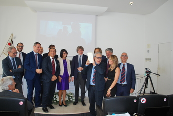 Un'altra fase dei festeggiamenti con i curatori dell'opera