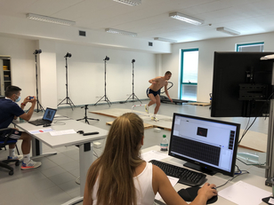 Il centrocampista croato Marko Rog mentre esegue un test di salto...