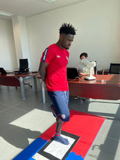 L'attaccante angolano Zito Luvumbo alle prese con un test di equilibrio in appoggio monopodalico