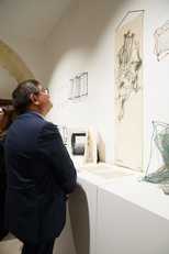 Il rettore ammira una delle opere in mostra