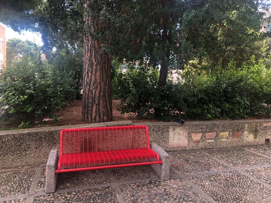 La "panchina rossa" situata nel campus di via Marenco, facoltà di Ingegneria e architettura