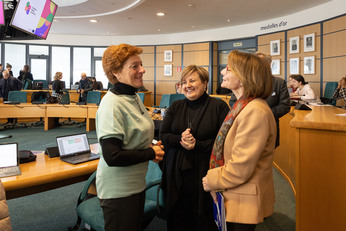 La prorettrice all'Internazionalizzazione Alessandra Carucci (a sinistra) parla con Eva Camacho (al centro), sua omologa all'università Jaume I e con Eva Alcón (a destra), rettrice della Jaume I