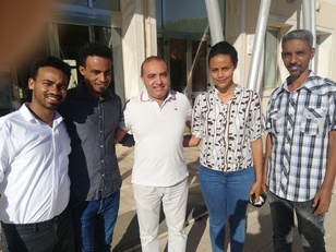 Un gruppo di studenti UniCoRe con al centro Ihab Rizk Soliman