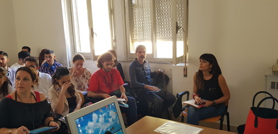 In prima fila, a destra, Nicola Melis durante una delle lezioni della professoressa Teresa Poeta. A lato la collega Isabella Soi