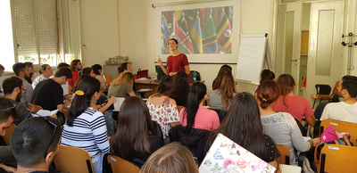 Teresa Poeta (The University of Edimburgh) durante una lezione di lingua Swahili agli studenti di Unica nel Polo universitario "Aresu"