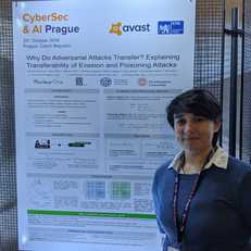 Maura Pintor accanto al poster presentato durante i lavori