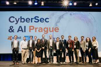Foto di gruppo con gli speaker della Conferenza internazionale organizzata da AVAST