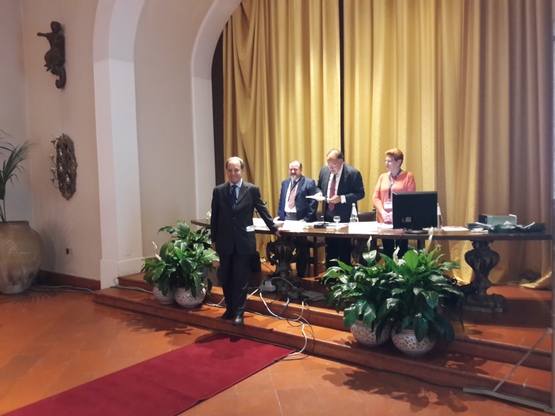 La consegna del Premio al prof. Riva. Presenti il prof. Gaudio, il tesoriere e la segretaria della Societ&agrave; Italiana di Anatomia