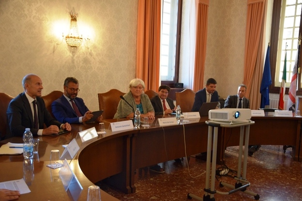 Al tavolo il Rettore Del Zompo, il Prorettore Mola, il prof. Fenu, Antonio Samaritani, Walter Ambu e Marcello Cossu