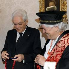 Il Rettore consegna al Presidente della Repubblica la medaglia d'oro dell'Ateneo