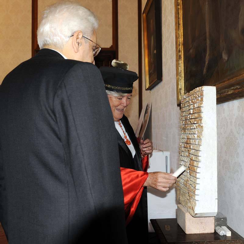 Il Rettore e il Presidente Mattarella suonano la pietra di Pinuccio Sciola