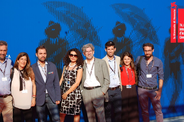 Il gruppo che ha realizzato il cortometraggio sul red carpet alla Mostra internazionale del Cinema di Venezia